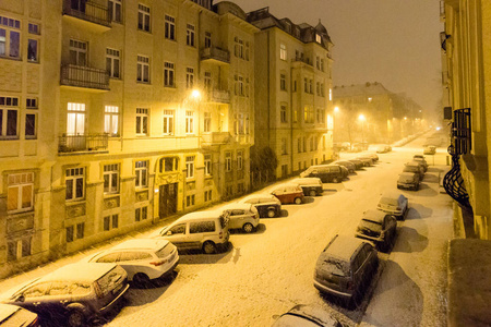 大雪覆盖的街道，在夜里