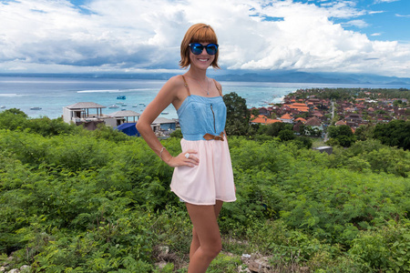 幸福的年轻女人，热带海景的画像。旅游和度假。室外的镜头。印尼巴厘岛努沙蓝梦