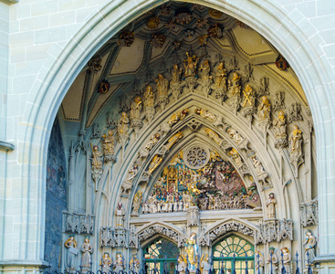 大教堂的主要入口与最后评断石车