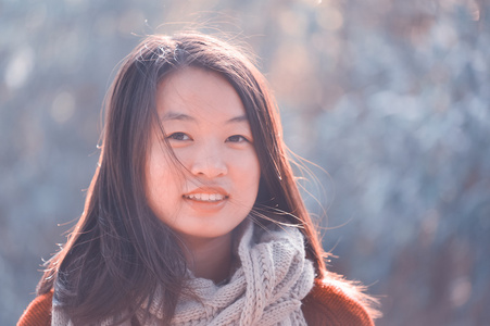 年轻漂亮的亚洲女人照片