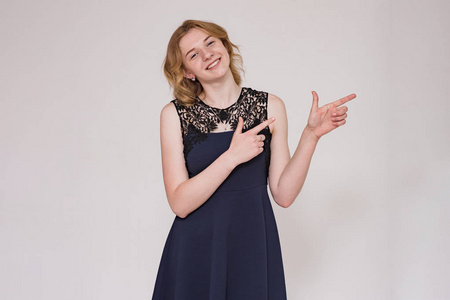 在白色背景上的一个美丽的金发女孩的肖像表现出不同姿势的情绪.