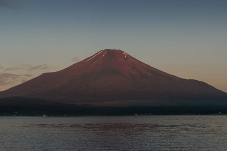 富士山与夏日日出之湖