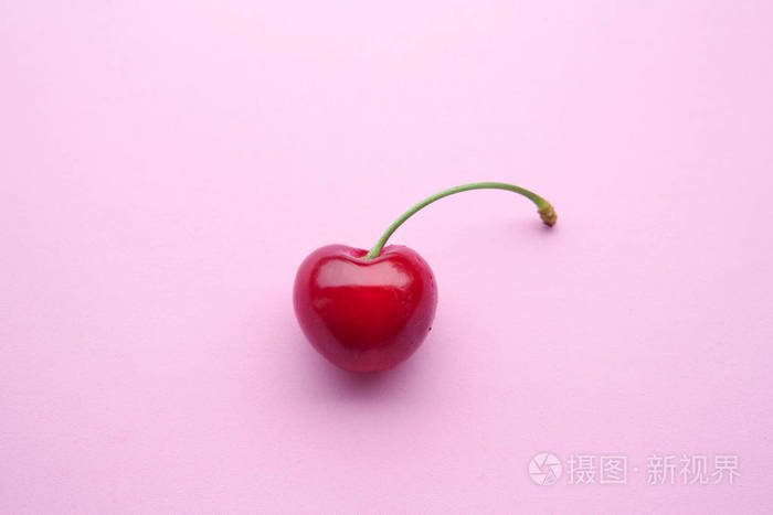 特写的一个美味的樱桃粉红色的背景