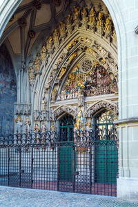 大教堂的主要入口与最后评断石车