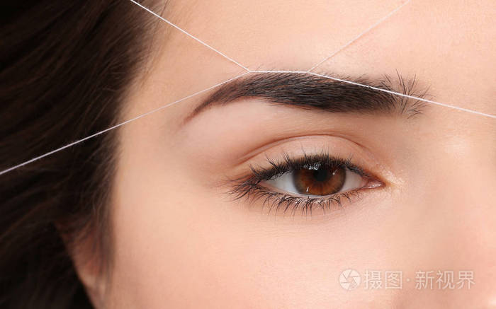 有专业眉毛矫正程序的年轻女子 特写照片 正版商用图片0oomw7 摄图新视界