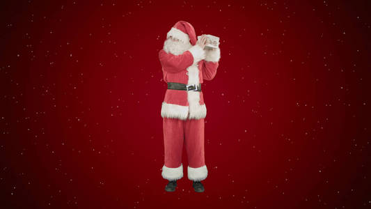 快乐的圣诞老人拿着礼物上的红色背景与雪