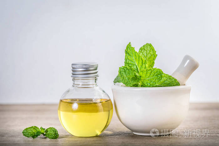 新鲜绿薄荷叶表瓶薄荷香精油
