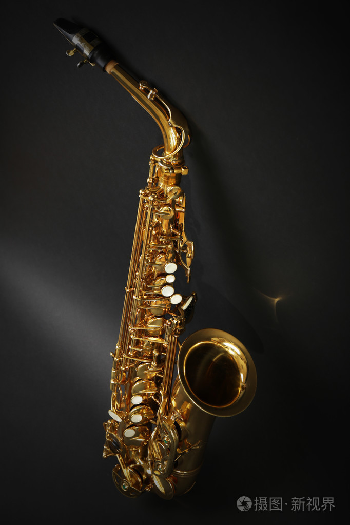 在黑色背景上的美丽金色萨克斯