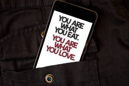字写文字你就是你吃的东西。你是你所爱的人。经营理念为开始吃健康食品手机黑颜色额口袋显示彩色字母字符
