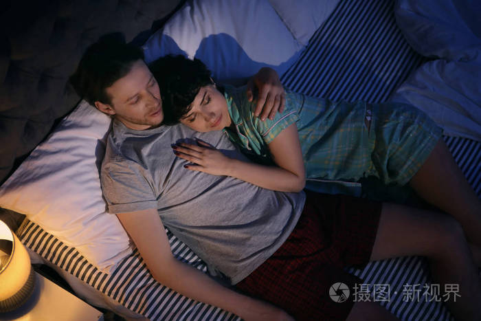 在家睡觉的年轻可爱的夫妇