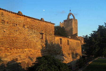 塔和墙壁的中世纪尼村亚文化图片