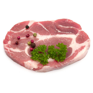 生猪肉脖子剁肉与欧芹草本叶和胡椒香料装饰上孤立的白色背景