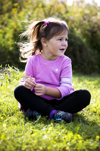 一个小女孩在公园里的肖像