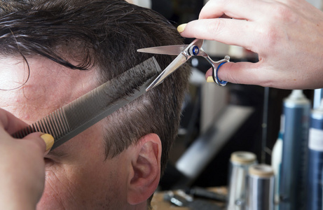 理发师剪头发的帅满意客户端照片