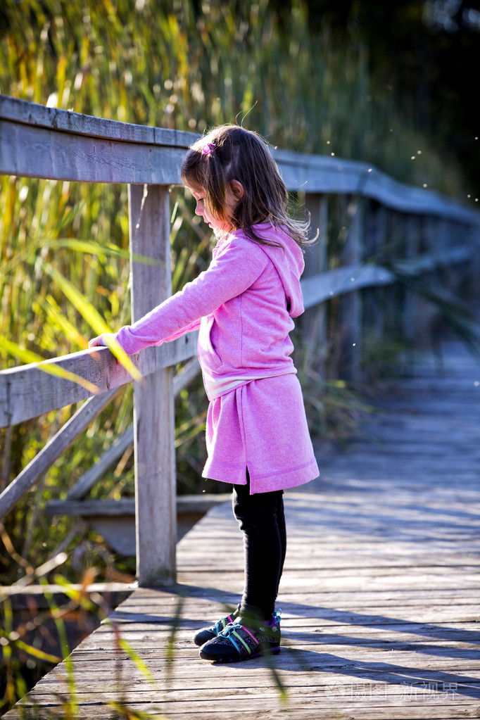 一个小女孩在公园里的肖像