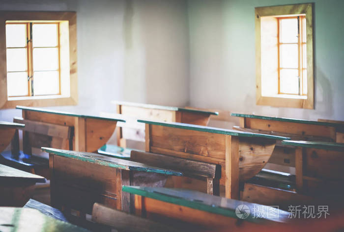 旧教室与复古的木质书桌老式过滤器