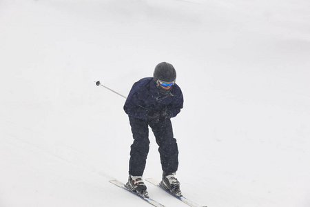 在雪山山坡上滑雪。冬季运动。水平