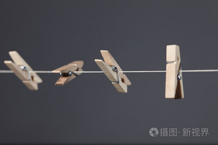 在一根绳子上的木衣夹