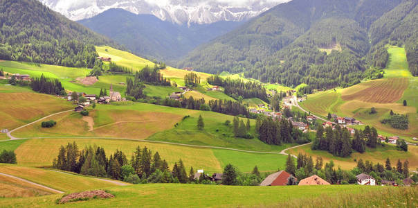 富内斯美丽的高山村庄全景, 意大利北部