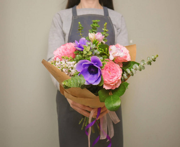 抱花的花束图片