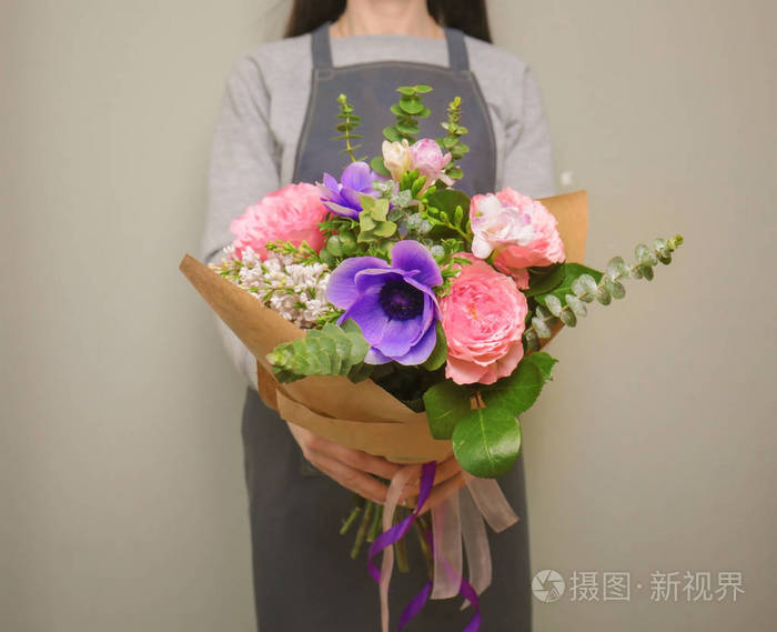 女性花店抱着美丽的花束