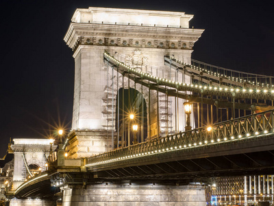 链桥在布达佩斯在晚上。在匈牙利观光