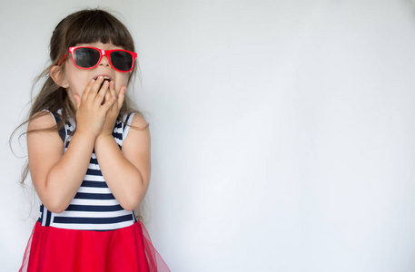 惊讶的孩子张开嘴, 手捧在脸颊上照片