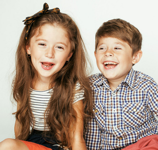 小可爱的男孩和女孩拥抱在白色背景上玩开心的家庭笑