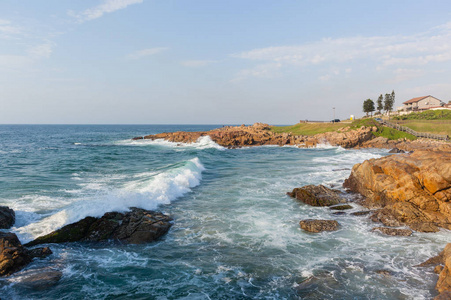 海滩岩石的海岸线海洋波浪