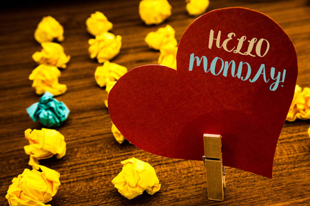 文本符号显示您好星期一激励呼叫。概念照片正面消息为新的天星期开始文本红色心脏木头夹子书桌碎纸笔记黄色蓝色爱消息