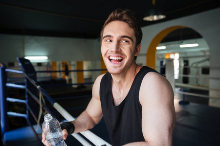 笑拳击手在拳击中休息的侧视图照片