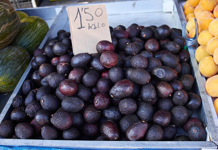 西班牙周日市场d的美味紫色avocado