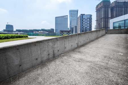 天际线和通过建立空小径