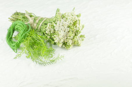 一束咖哩 millefolium 的白色花朵。捆绑的亚罗。亚罗在白色背景上。亚罗在中草药中的治疗