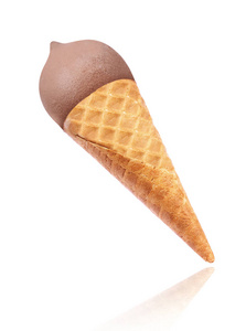 可可冰淇淋在华夫饼锥体特写, 被隔绝在白色背景上