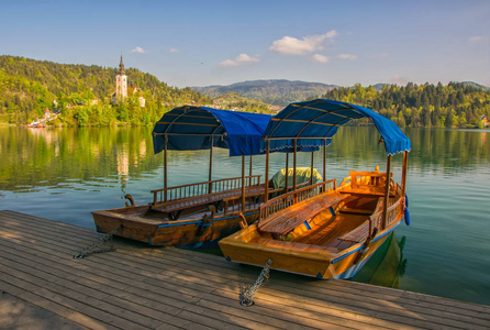 木制旅游船系泊于码头上斯洛文尼亚布莱德湖