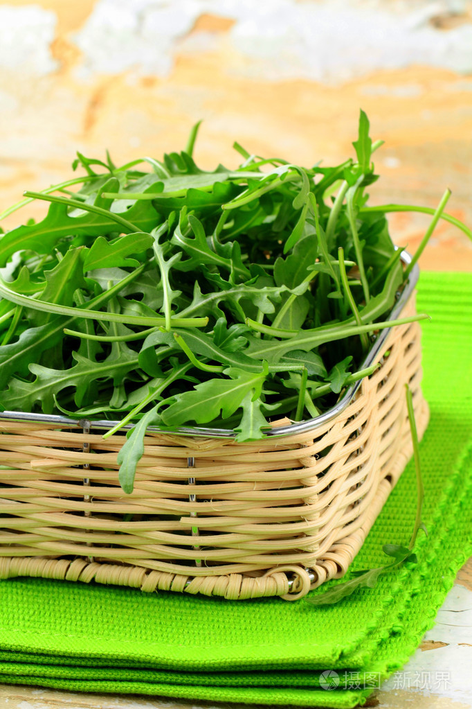在柳条篮子里的新鲜有机绿色芝麻菜