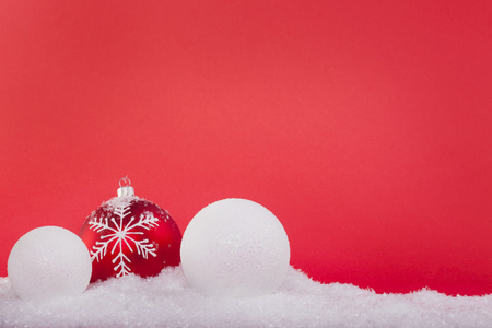 在雪中的红色圣诞球