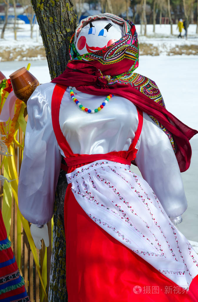 在五颜六色的头巾和sarafan户外忏悔节娃娃