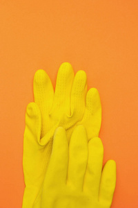 橙色背景黄色橡胶手套