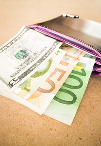 国际货币银行纸币在钱包里图片