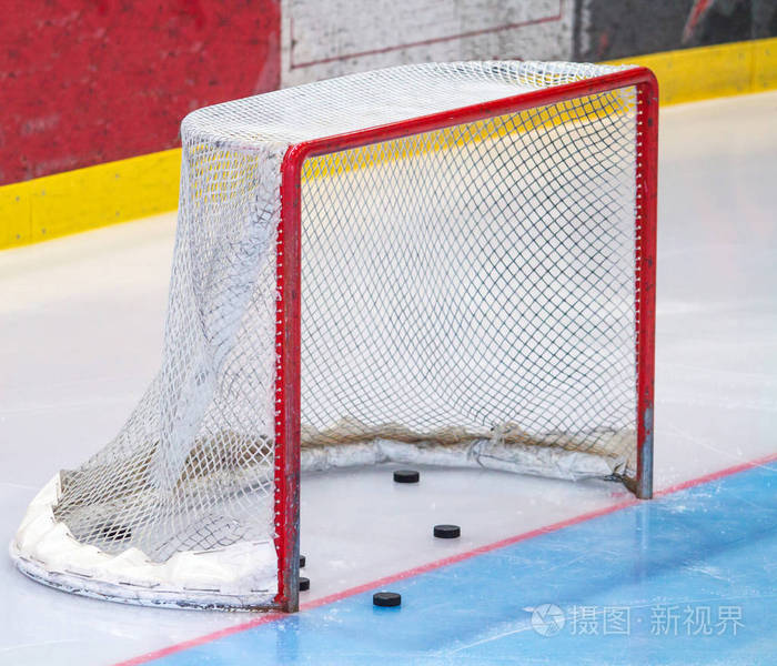 冰上曲棍球网与冰球