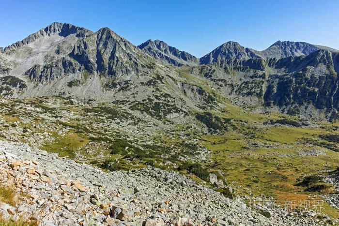 令人惊叹的全景，卡梅尼察 Yalovarnika 齿 娃娃山峰，皮林山，保加利亚