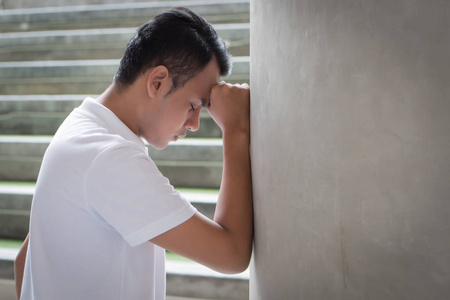 哀伤的人画像;悲伤不愉快的沮丧的人与麻烦或问题;抑郁症人的概念