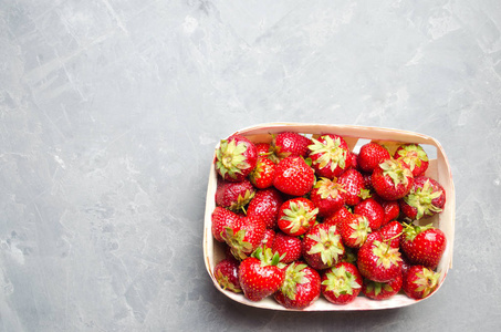 新鲜的草莓在篮子里, 红莓, 只有从花园的床上。甜蜜的收获。文本空间, copyspace