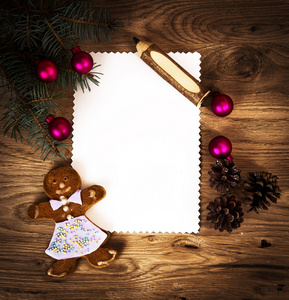 张空白的纸和一支铅笔和圣诞装饰品的木地板上