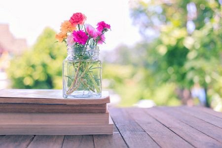 新的书籍和眼镜书在书架上的图书馆里打开. 教育背景与文本复制空间.