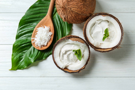 美味的椰子奶油椰浆饭是包括水稻作香以椰子奶油和香兰叶菜鸡蛋线蛋糕