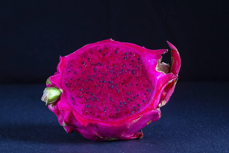 异国情调的粉红色 dragonfruit 切割黑色背景.龙果特写.