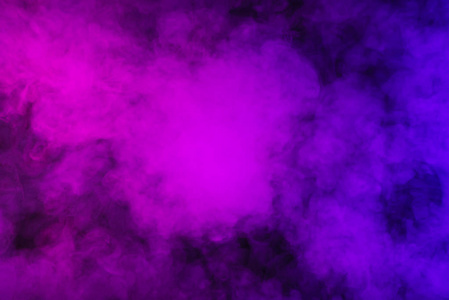 抽象的神秘紫罗兰烟雾背景图片